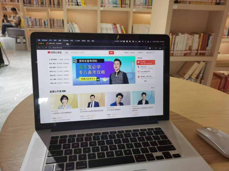 手工羽毛扇網(wǎng)站如何憑借傳統(tǒng)工藝傳承擴大流量？同行都是怎么做的？